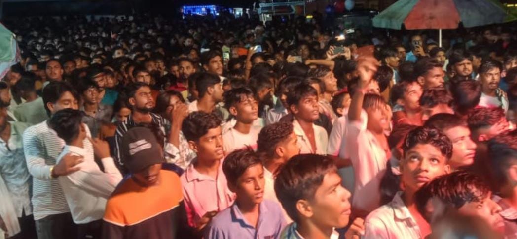 People danced on devotional songs in Dola Mela
