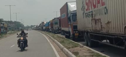 Business worth Rs 100 crore affected in a day, trucks stuck at the border