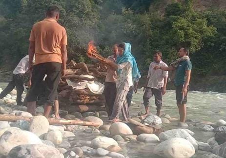 Daughter lit the funeral pyre of her father