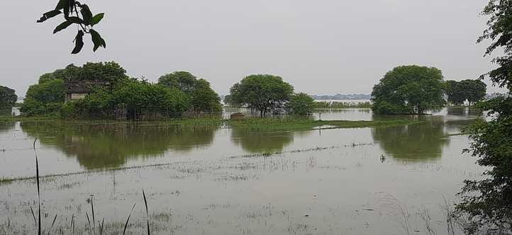 A population of eight thousand is dependent on two boats, Ganga is stable for 16 hours