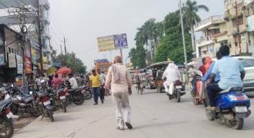 Parking is empty, vehicles are on the road...traffic is rampant