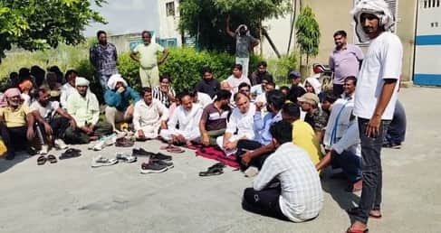 फ़ोटो। धानुका कम्पनी के गेट पर मौजूद धरनार्थी।