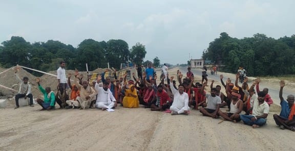 Villagers protested for an hour on NH-31 for cleaning the culvert