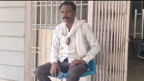 A young mans bag containing Rs 1 lakh stolen from a grocery store