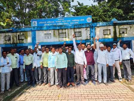 Tubewell operators got angry on verbal orders to send photos of geo tag