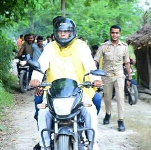 Cabinet Minister Om Prakash Rajbhar reached to meet the fire victims by riding a bike through a muddy road