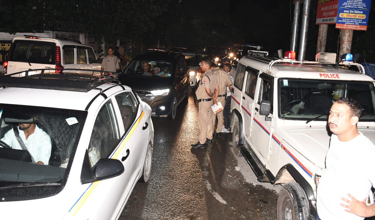 The police themselves forgot the rules and blocked the road to catch the anarchic elements