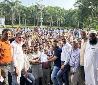 Anger against the compulsory TET, demonstration at the Collectorate