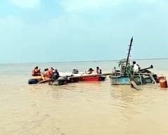 Boat sailing for four kilometers in the Ganges