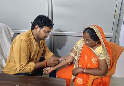 बेनीपुर स्थित 50 शैया एकीकृत आयुष अस्पताल की पैथोलॉजी में मरीज का ब्लड सैंपल लेते कर्मी। -संवा