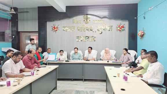 बैठक में उपस्थित मुख्य पार्षद सहित अन्य।