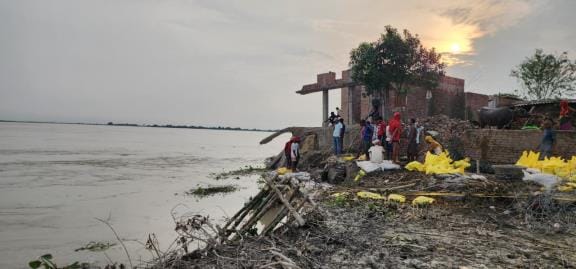 Gorakhpur News: Banshi's house submerged in Saryu...now erosion is increasing towards son's house