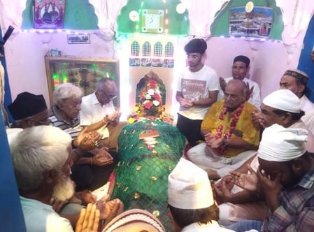 The message of communal harmony was given by offering a chadar on Khan Baba's tomb