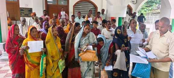 Farmers demanded from DM to get the fertilizer back and take action against black marketing