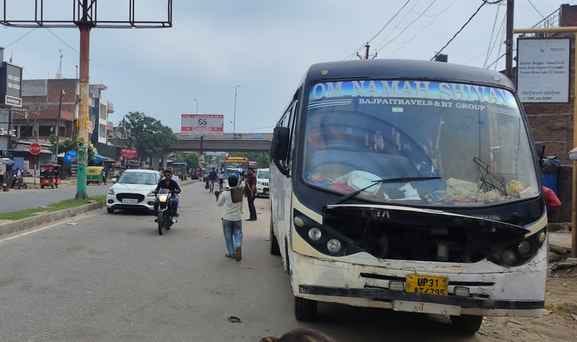 Due to the administration's negligence, illegal buses started running again on the Lucknow route