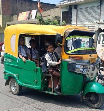 Children being transported in substandard vehicles, their lives in danger