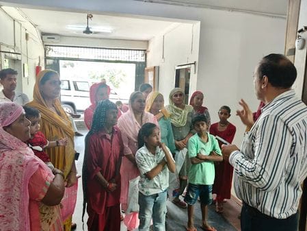 All Aadhar card centers in the city are closed for 20 days, people are worried