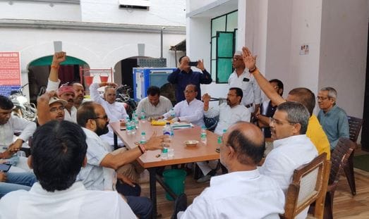 The police detained several Congressmen, including the city president, in the police station
