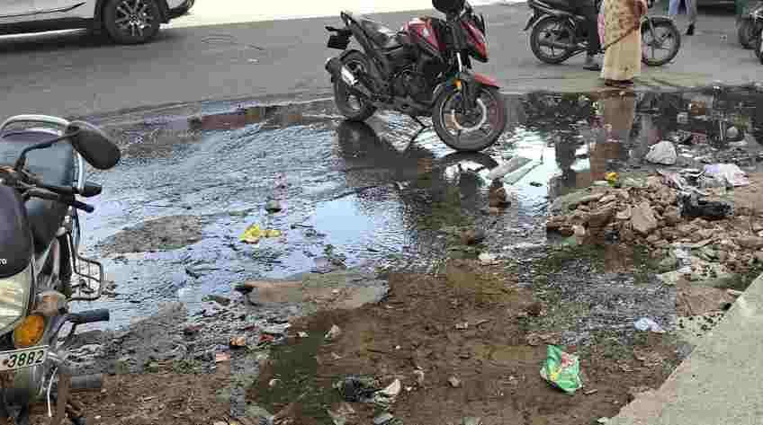 Thousands of liters of drinking water flowing on the roads due to line leakage
