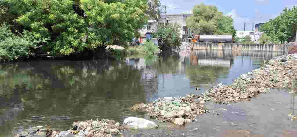 The water level of Mungeshpur drain is not decreasing yet, problems are increasing