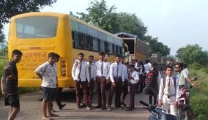 Truck gets stuck in Manikpur Satna road, three-hour jam
