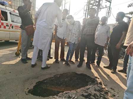 सड़क धंसने के बाद दिखी सुरंग