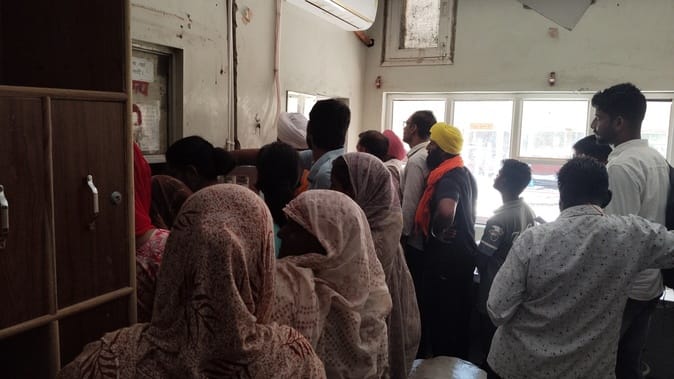 Shortage of medicines in the hospital, PM Jan Aushadhi Kendra also closed