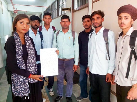Majra students raised the demand for a bigger bus, forced to travel hanging in a mini bus