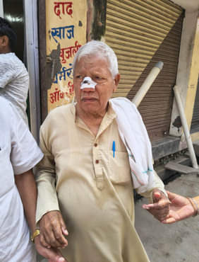 Delhi devotees injured while trying to snatch clothes