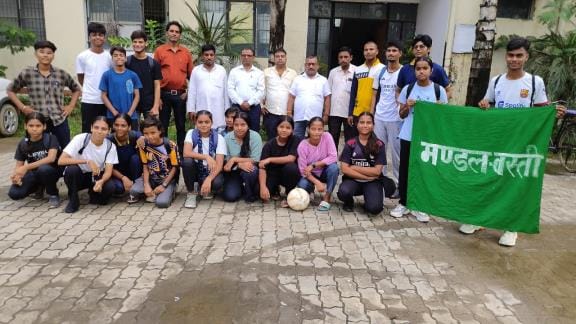 Players of HR Inter College leaving for Ghazipur