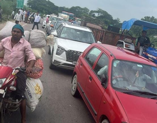 Truck's tyre burst on Sanjay Setu, vehicles stuck in traffic jam