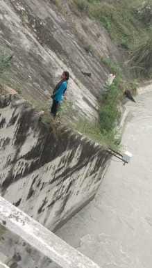 A girl jumped into Hathinikund Barrage while talking on the phone