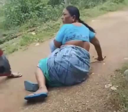 हादसे के दौरान सड़क पर गिरी महिला।