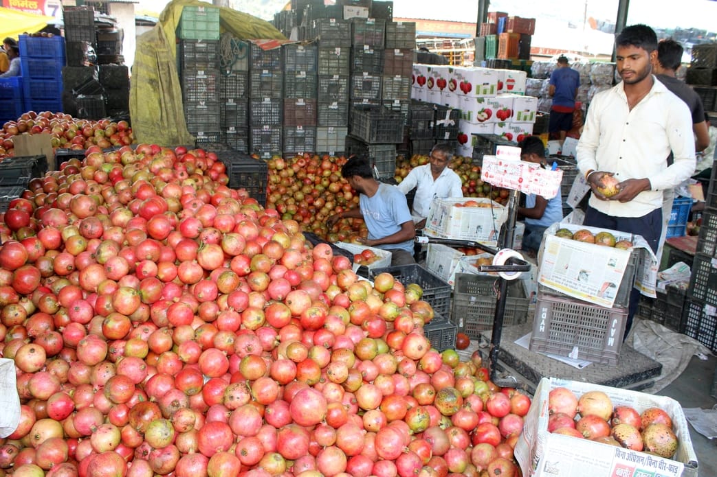 The way to the markets opened after fighting with stones, vehicles ran on NH-305