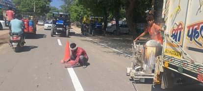 The work of putting white stripes on the road from Kalanwali to Dabwali is almost complete