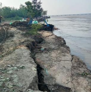 Four houses are the target of waves in Lakhanipur