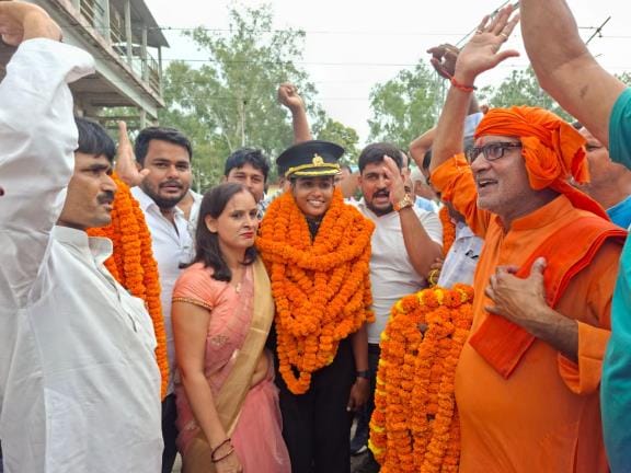 Srishti reached the village as a lieutenant, people welcomed her