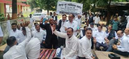 Lawyers' protest continues in Laharpur