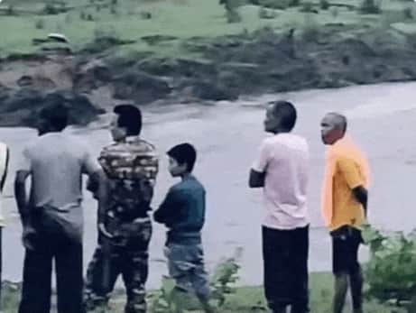 नदी के पास मौजूद ग्रामीण