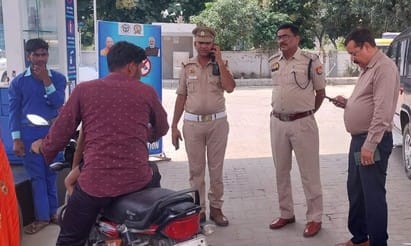 Traffic police camped at pumps, challaned 225 people without helmet