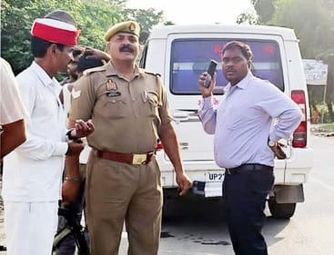 ADM's car got entangled in electric wire, two injured