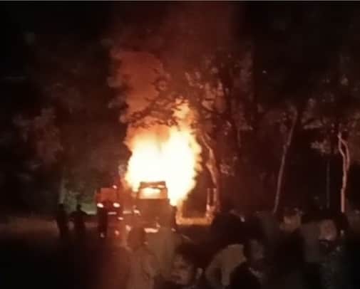 सड़क पर जलता ट्रक