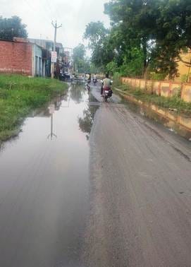Passers-by are troubled due to waterlogging in Nawabgarh, the road is getting damaged