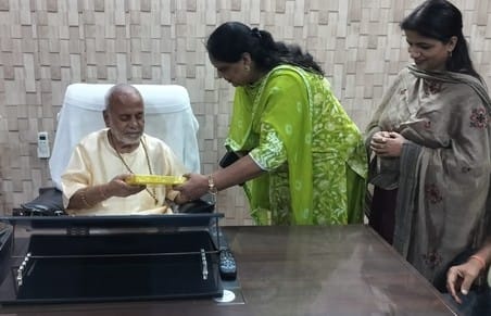 Chinmayanand welcomed on his arrival after signing of AMU deal