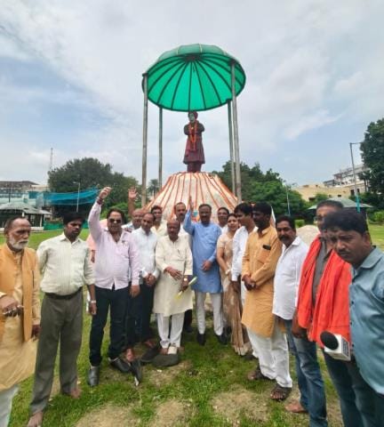 Paid homage by offering flowers to the statue of Swami Vivekananda