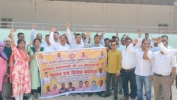 Teachers took out a rally to keep the school free from TET
