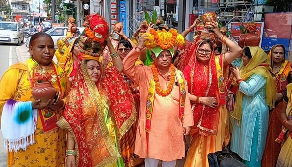 Kalash Yatra was taken out before Shrimad Bhagwat Katha