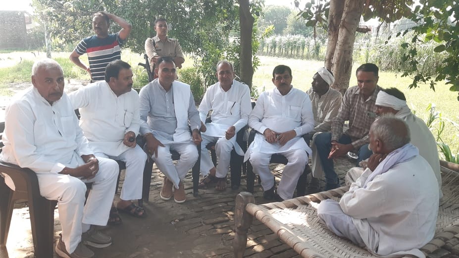Vikash is inconsolable due to the death of his daughters and wife, MLA arrives to console him