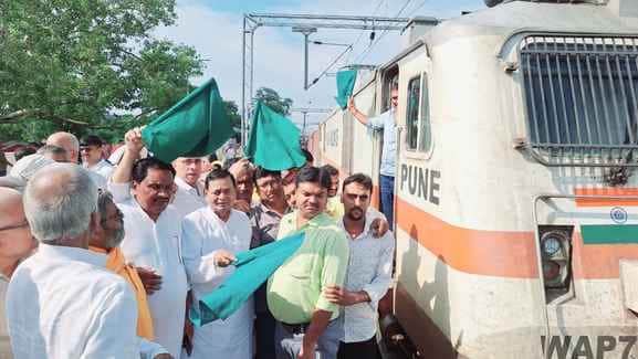 ट्रेन को हरी झंडी दिखाते सांसद सहित अन्य।