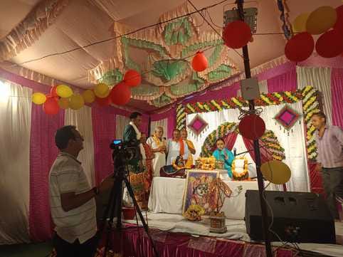 Due to the influence of Kalyug, King Parikshit put a dead snake around the neck of Shamik Rishi